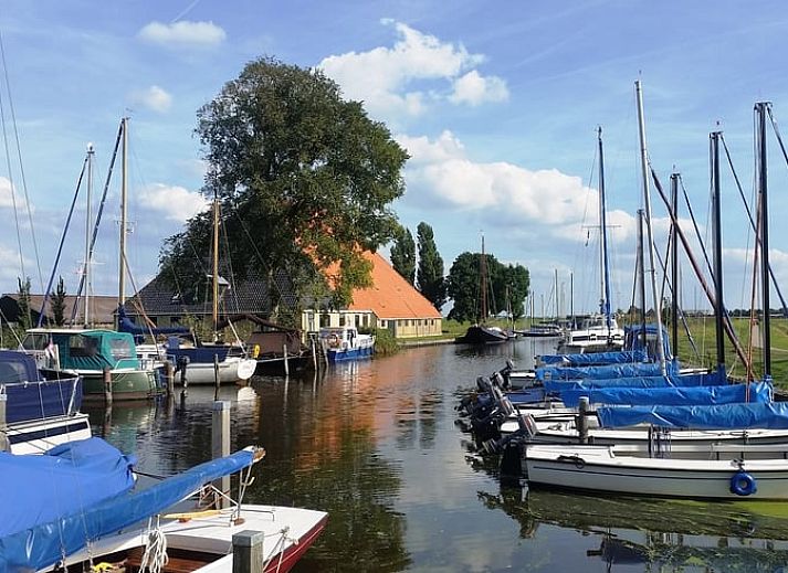 Binnenruimte van Huisje in Nijhuizum, vakantiehuis in Friesland, met gezellige zit- en eetgelegenheid.