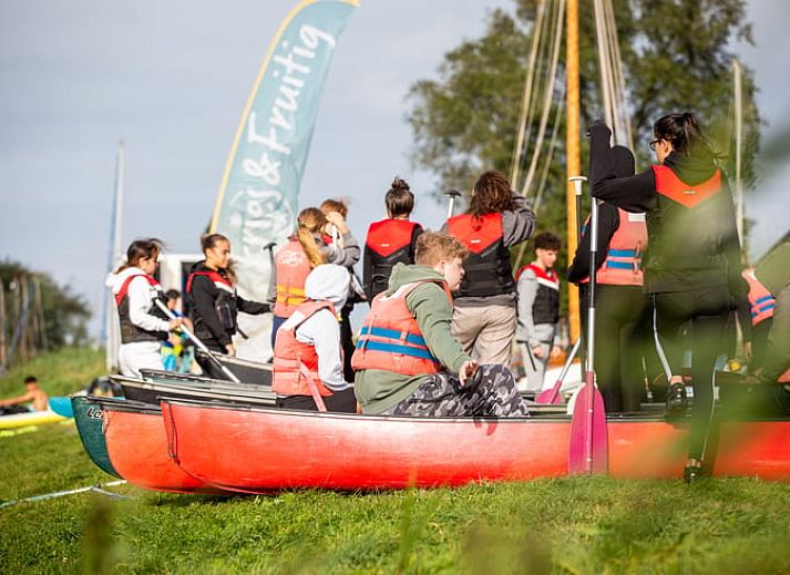 Binnenruimte van Huisje in Nijhuizum, vakantiehuis in Friesland, met gezellige zit- en eetgelegenheid.