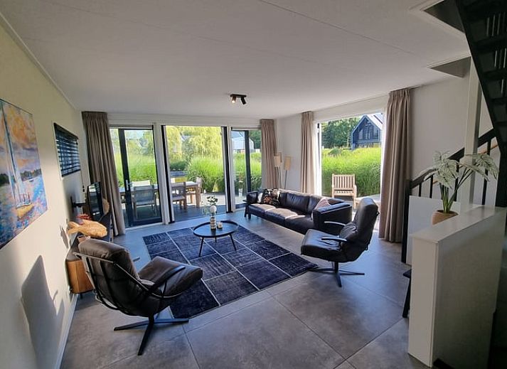 Modernes Ferienhaus in Balk, umgeben von viel Gruen und blauem Himmel, ideal fuer einen erholsamen Aufenthalt am Slotermeer.