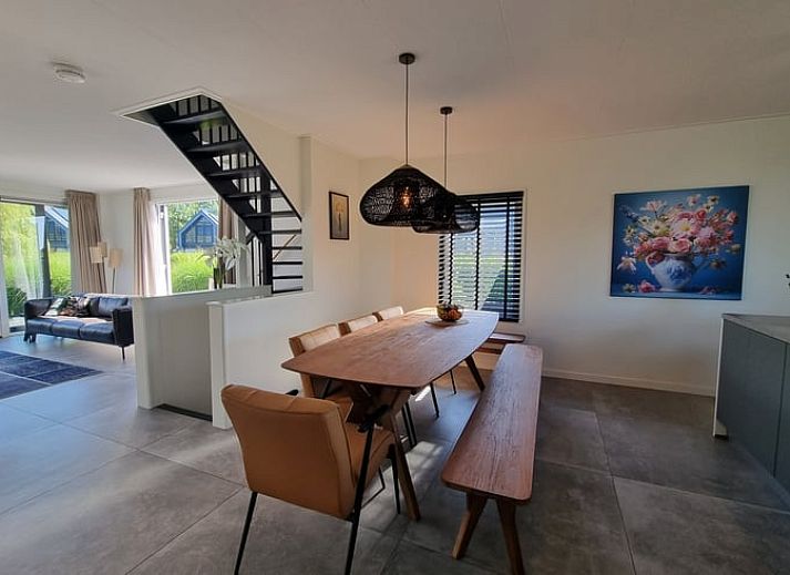 Modernes Ferienhaus in Balk, umgeben von viel Gruen und blauem Himmel, ideal fuer einen erholsamen Aufenthalt am Slotermeer.