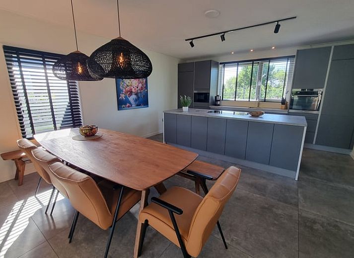 Helles Wohnzimmer im Ferienhaus in Balk mit Blick auf den Garten, ideal zum Entspannen an den friesischen Seen.