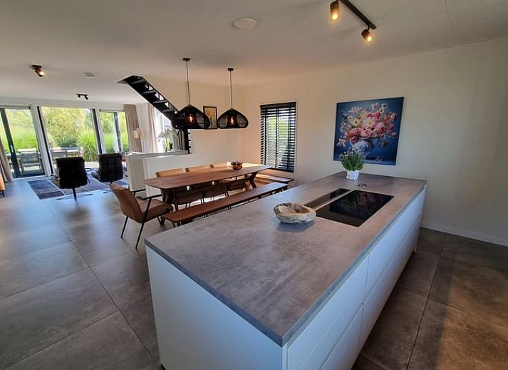 Helles Wohnzimmer im Ferienhaus in Balk mit Blick auf den Garten, ideal zum Entspannen an den friesischen Seen.