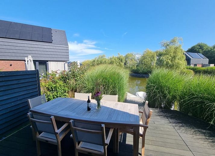Geraeumige Sitzecke im Ferienhaus in Balk mit bequemen Stuehlen und viel natuerlichem Licht, in der Naehe von Slotermeer.