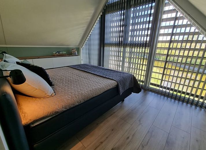 Geraeumige Sitzecke im Ferienhaus in Balk mit bequemen Stuehlen und viel natuerlichem Licht, in der Naehe von Slotermeer.