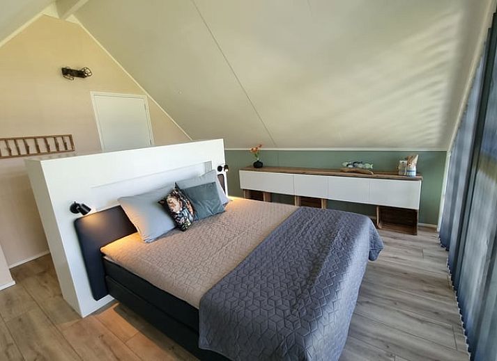 Geraeumige Sitzecke im Ferienhaus in Balk mit bequemen Stuehlen und viel natuerlichem Licht, in der Naehe von Slotermeer.