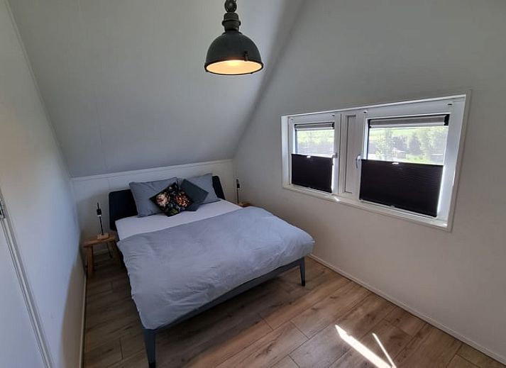 Geraeumige Sitzecke im Ferienhaus in Balk mit bequemen Stuehlen und viel natuerlichem Licht, in der Naehe von Slotermeer.