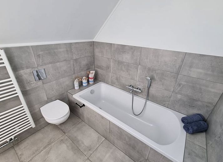 Gemuetlicher Innenbereich des Ferienhauses in Balk mit Zugang zur Terrasse und Blick auf die Natur.