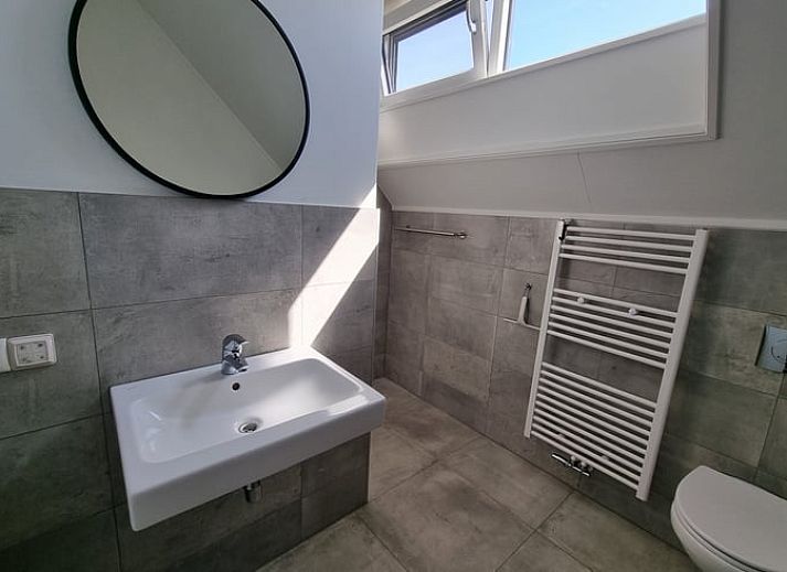 Gemuetlicher Innenbereich des Ferienhauses in Balk mit Zugang zur Terrasse und Blick auf die Natur.