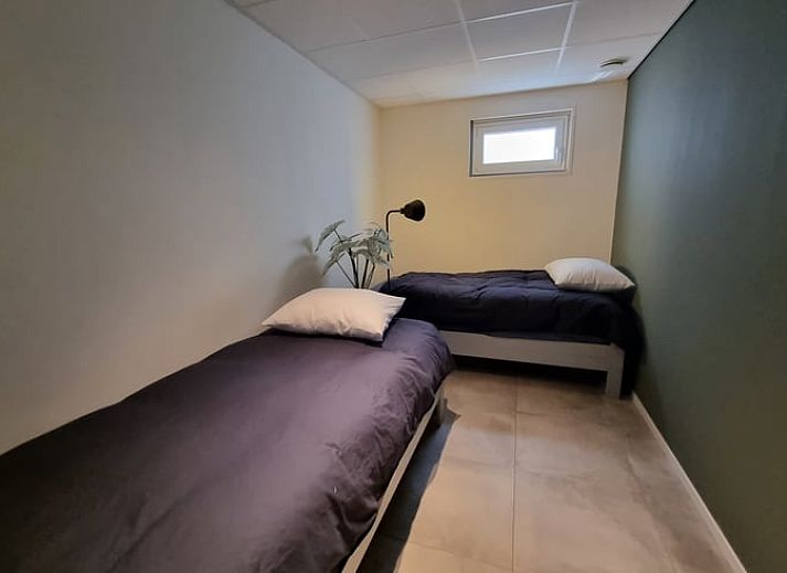 Gemuetlicher Innenbereich des Ferienhauses in Balk mit Zugang zur Terrasse und Blick auf die Natur.