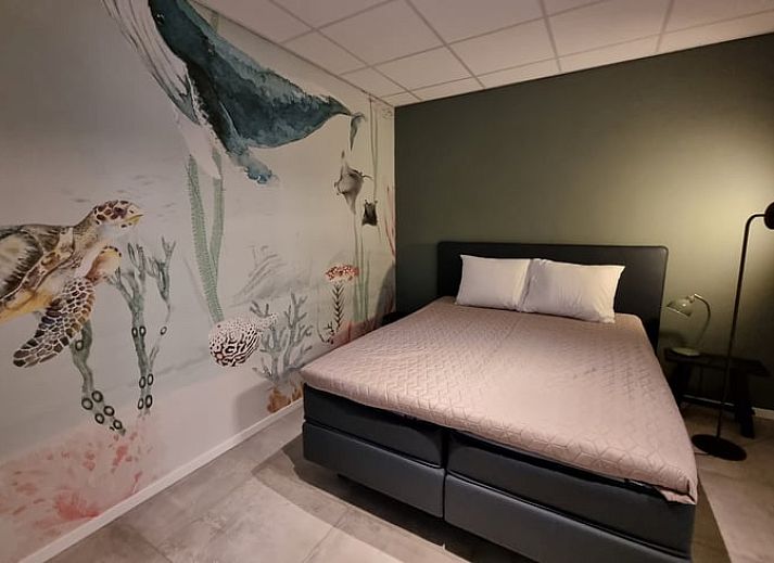 Gemuetlicher Innenbereich des Ferienhauses in Balk mit Zugang zur Terrasse und Blick auf die Natur.