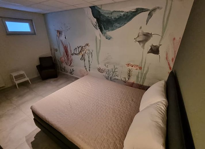 Esszimmer im Ferienhaus in Balk mit langem Holztisch, ideal fuer Familienabende in der Naehe der friesischen Seen.