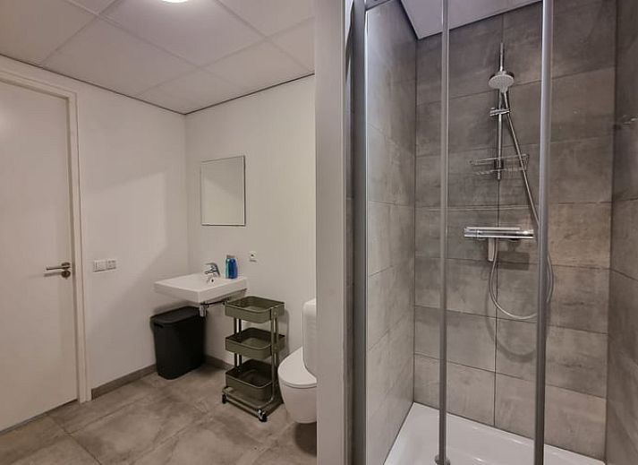 Esszimmer im Ferienhaus in Balk mit langem Holztisch, ideal fuer Familienabende in der Naehe der friesischen Seen.