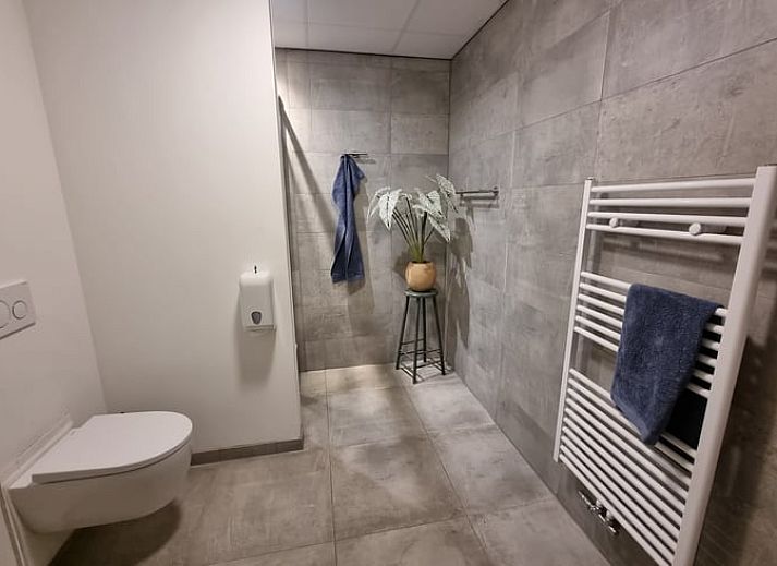 Esszimmer im Ferienhaus in Balk mit langem Holztisch, ideal fuer Familienabende in der Naehe der friesischen Seen.