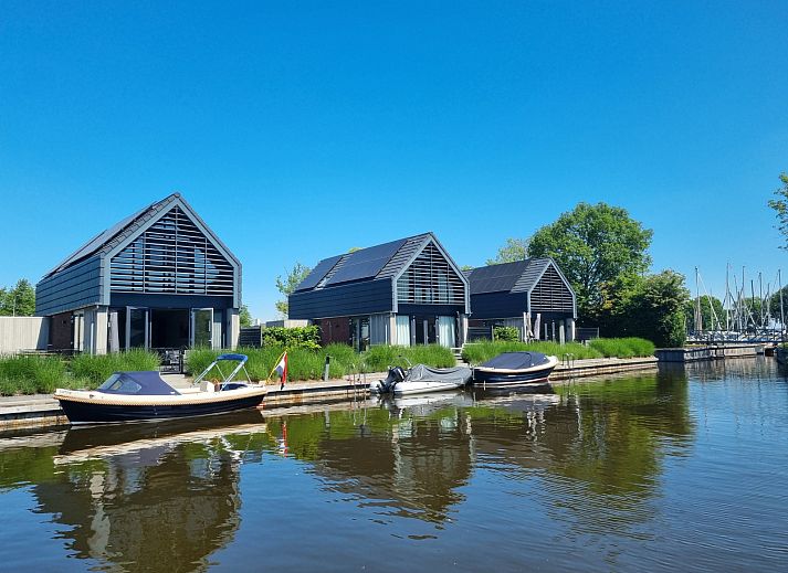 Guest house 090507 • Holiday property Slotermeer • Luxe vrijstaande 8 persoons Watervilla direct gelegen aan