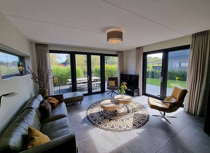 Luxurioeses Schlafzimmer im Ferienhaus FR173, Balk, mit grossen Fenstern und viel Tageslicht.