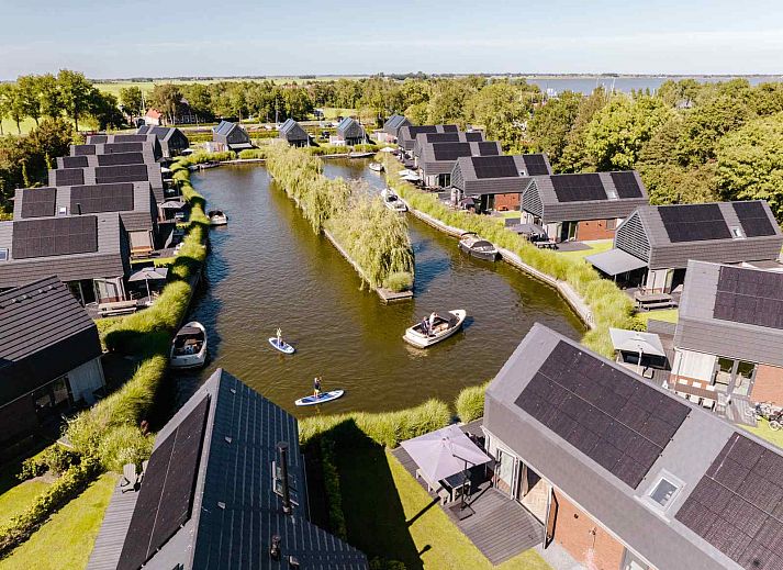 Luchtfoto van vakantiehuizen bij FR173 in Balk, gelegen aan het water van de Friese meren.