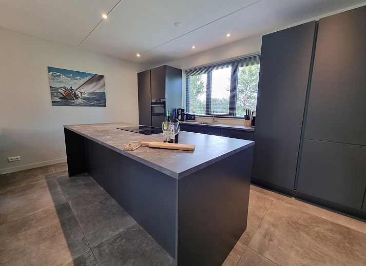 Luchtfoto van vakantiehuizen bij FR173 in Balk, gelegen aan het water van de Friese meren.