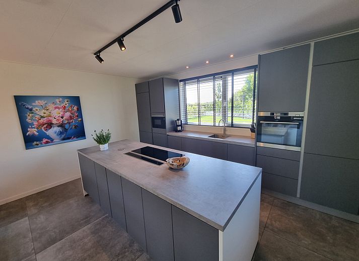 Moderne Kueche im Ferienhaus FR503, Balk, Friesische Seen.