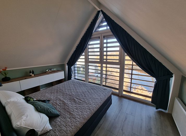 Schlafzimmer mit Doppelbett im Ferienhaus FR503, Balk.