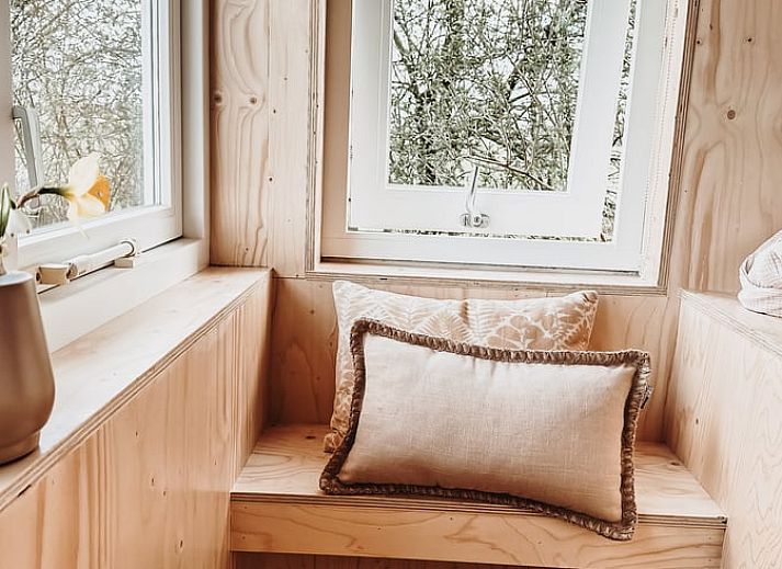 Frische Broetchen im Garten des Ferienhauses in Echtenerbrug, Friesische Seen.