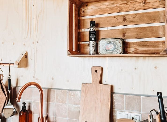 Frische Broetchen im Garten des Ferienhauses in Echtenerbrug, Friesische Seen.