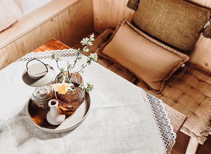 Frische Broetchen im Garten des Ferienhauses in Echtenerbrug, Friesische Seen.