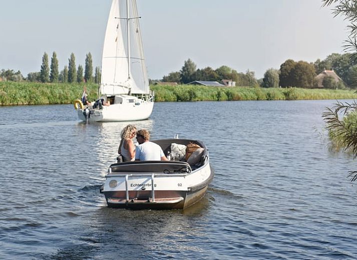 Entspannen Sie sich bei einem Kaffee auf der Terrasse von Holiday home in Echtenerbrug, Tjeukemeer.