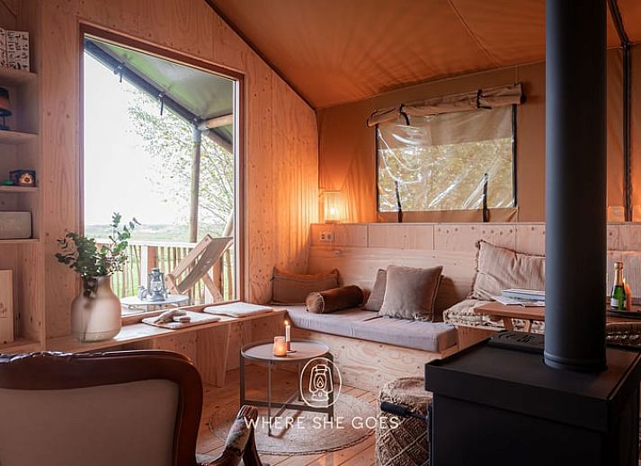 Houten deur in Vakantiehuisje in Echtenerbrug, een charmant detail van deze Friese vakantiewoning.