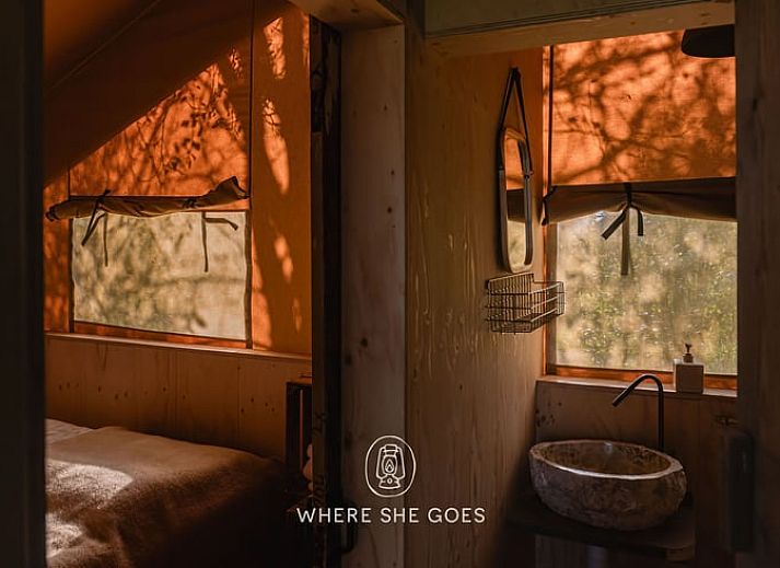 Houten deur in Vakantiehuisje in Echtenerbrug, een charmant detail van deze Friese vakantiewoning.