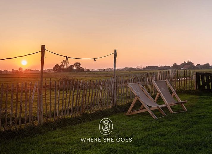 Houten deur in Vakantiehuisje in Echtenerbrug, een charmant detail van deze Friese vakantiewoning.