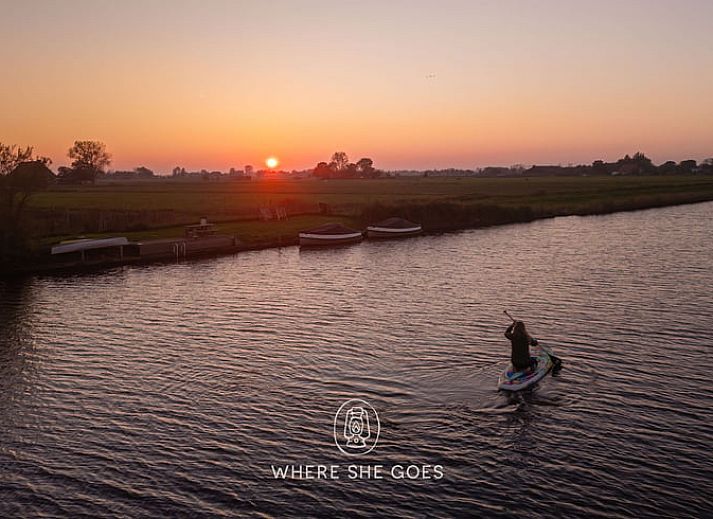 Houten deur in Vakantiehuisje in Echtenerbrug, een charmant detail van deze Friese vakantiewoning.