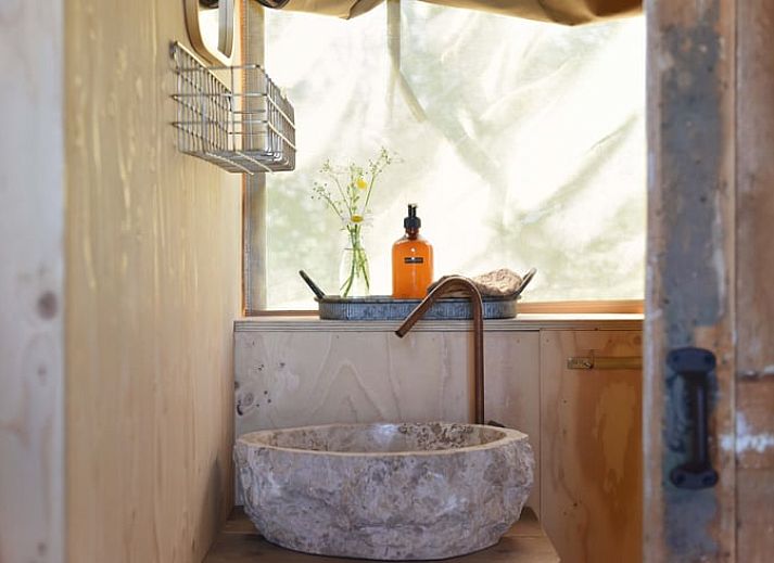 Knusse zithoek met houtkachel in Vakantiehuisje in Echtenerbrug, ideaal voor ontspanning.