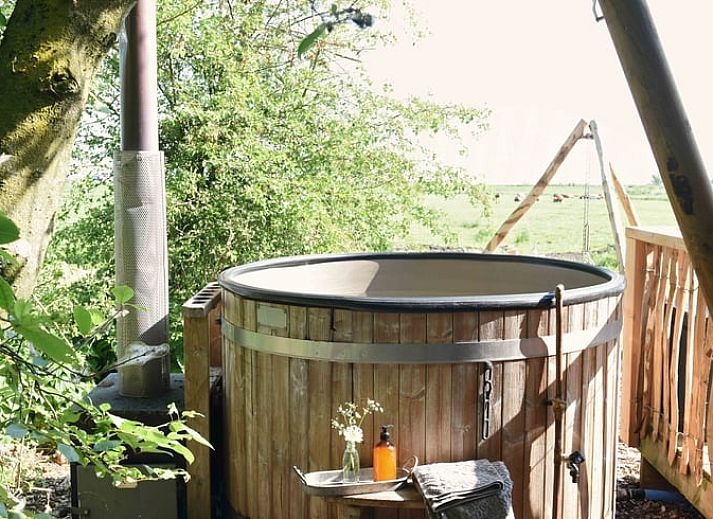 Knusse zithoek met houtkachel in Vakantiehuisje in Echtenerbrug, ideaal voor ontspanning.