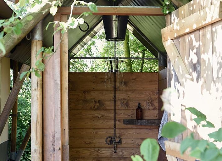 Knusse zithoek met houtkachel in Vakantiehuisje in Echtenerbrug, ideaal voor ontspanning.