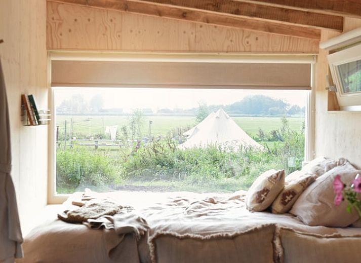 Huisje in Echtenerbrug, vakantiehuis met houten veranda in de Friese meren, Tjeukemeer.