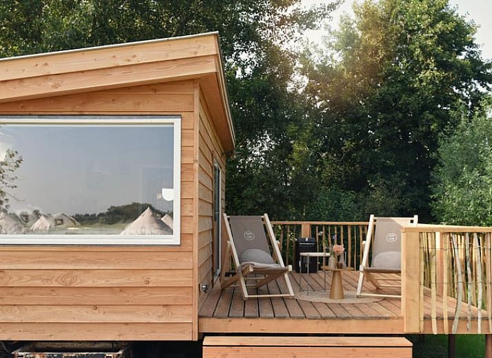 Huisje in Echtenerbrug, vakantiehuis met houten veranda in de Friese meren, Tjeukemeer.