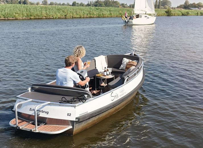 Stijlvolle keuken in Huisje in Echtenerbrug, vakantiehuis aan het Tjeukemeer, Friese meren.