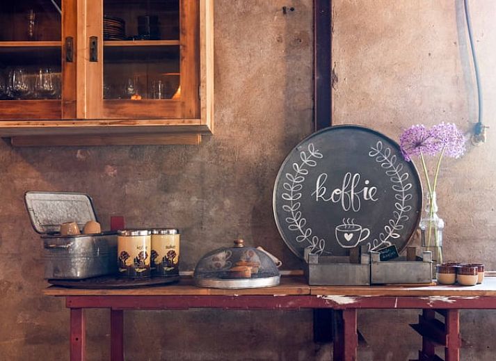 Stijlvolle keuken in Huisje in Echtenerbrug, vakantiehuis aan het Tjeukemeer, Friese meren.