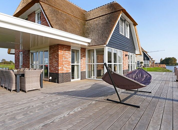 Verblijf 100204 • Vakantiewoning • Watervilla's Friese Meren 1
