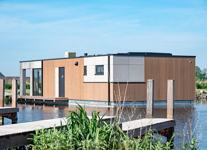 Moderne Veranda eines freistehenden Hauses in Follega am Tjeukemeer, Friesische Seen.