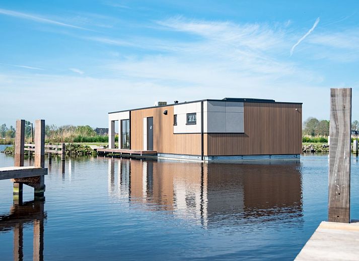 Moderne Veranda eines freistehenden Hauses in Follega am Tjeukemeer, Friesische Seen.