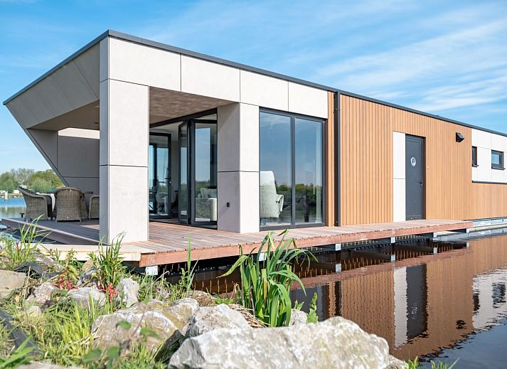 Moderne Veranda eines freistehenden Hauses in Follega am Tjeukemeer, Friesische Seen.