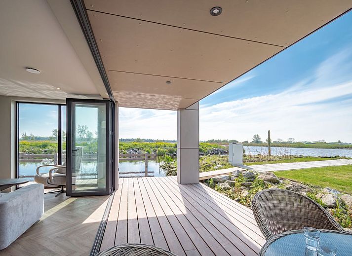 Moderne Veranda eines freistehenden Hauses in Follega am Tjeukemeer, Friesische Seen.