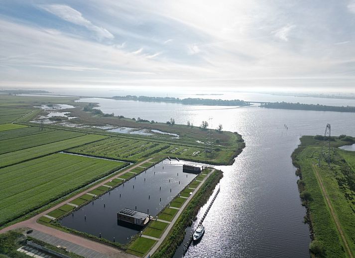 Luxus-Ferienhaus in Follega, umgeben von Wasser aus dem Tjeukemeer, friesische Seen.