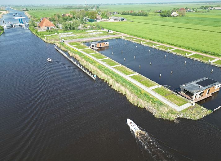 Luxus-Ferienhaus in Follega, umgeben von Wasser aus dem Tjeukemeer, friesische Seen.
