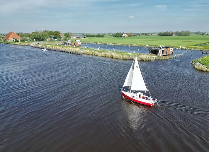 Luxus-Ferienhaus in Follega, umgeben von Wasser aus dem Tjeukemeer, friesische Seen.