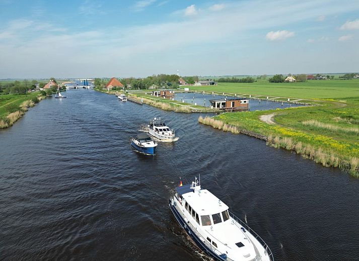Luxus-Ferienhaus in Follega, umgeben von Wasser aus dem Tjeukemeer, friesische Seen.