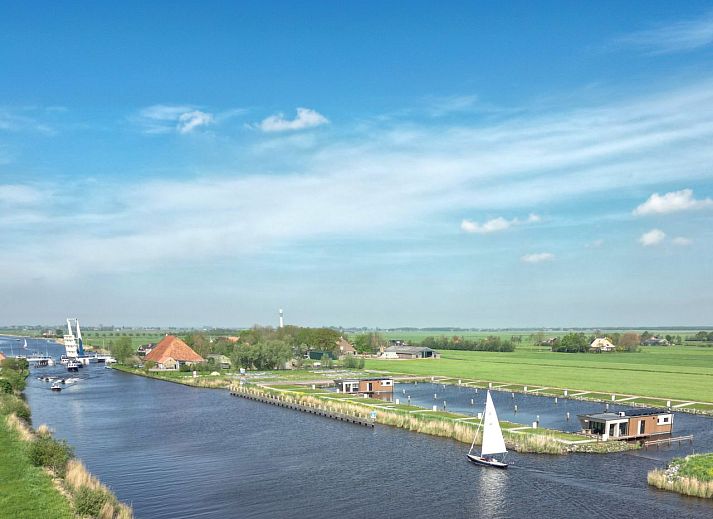 Luxus-Ferienhaus in Follega, umgeben von Wasser aus dem Tjeukemeer, friesische Seen.