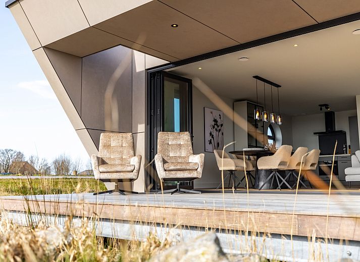 Gerumiges Wohnzimmer eines freistehenden Hauses in Follega, Tjeukemeer, Friesische Seen.