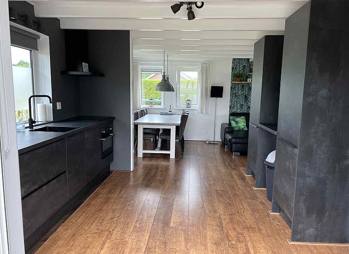 Veranda van vakantiehuis FR199 in Rohel biedt zitgelegenheid met uitzicht op Friese meren.